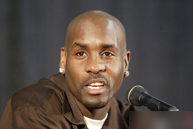 NBA传奇骂库里不配当正统控卫，亲儿子直接打脸！
佩顿拿斯托克顿、保罗当模板，说传统控卫就得组织防守一把抓，库里只会得分，根本不算1号位。
有意思的是，他亲儿子小佩顿现在是库里的勇士队友，公开喊库里超人，对库里服得五体投地。
现在库里靠无球引力给队友创造空位，本身就是更高阶的组织，不是只有堆助