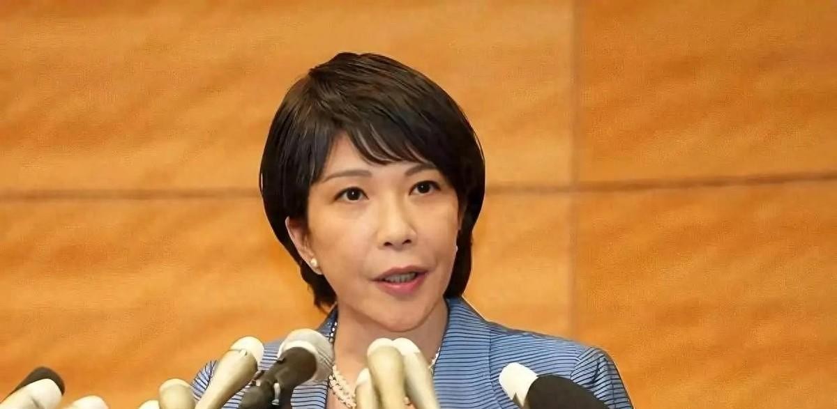 在中日关系持续对峙的当下，日本社会出现的一种现象仍让人感到不寒而栗：过半日本受访者曾声称，他们对眼下中日关系的冷暖并不太在意，而这种集体性的迟钝，可能正是对峙迟迟难以降温的要害。更值得追问的是，日本人真的不懂代价，还是有人刻意让代价暂时隐身？

我去年深秋去大阪出短差，傍晚钻进巷子里一家开了三十多年