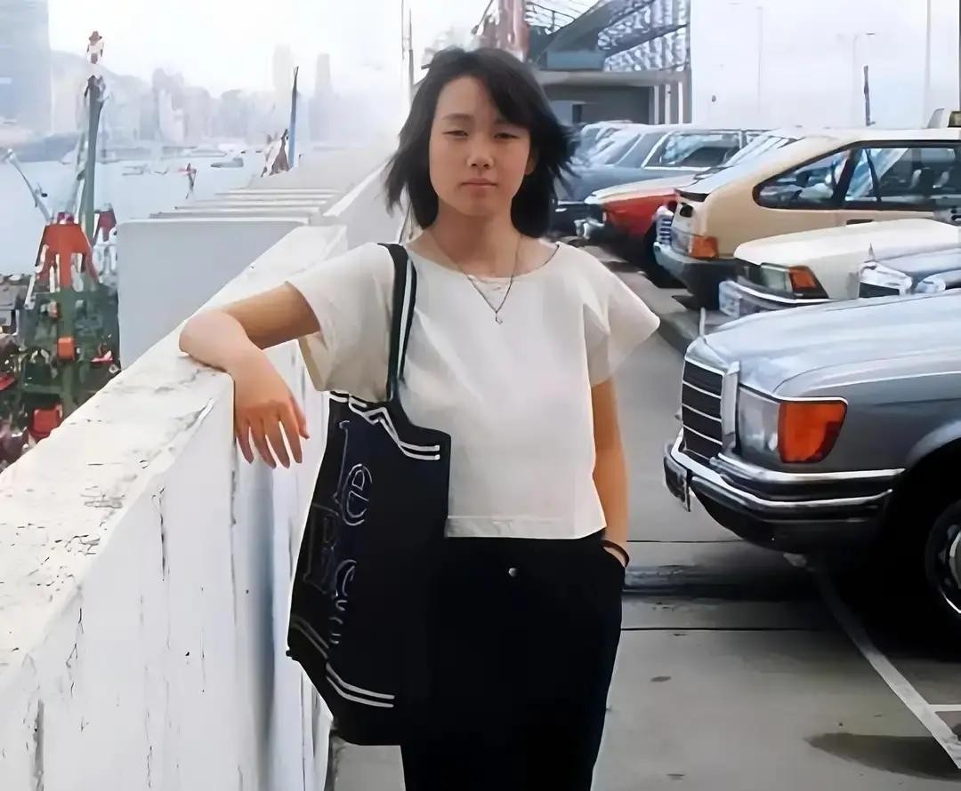 翻到一张40多年前的老照片，给我看愣了

18岁的林忆莲，在香港尖沙咀一个停车场拍的，素面朝天

那个年代，没美颜，没滤镜，就这么一部相机对着脸拍，却满是现在P图都P不出来的高级感

很多人想不通，在一众浓眉大眼的港星里，林忆莲这双小眼睛是怎么“杀”出来的

那时候香港的美女，像王祖贤、关之琳，哪个