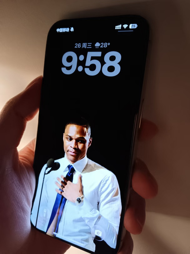 iPhone壁纸“动情的MVP演讲”威斯布鲁克