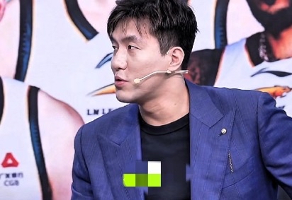 郭艾伦真幽默啊！昨晚广东男篮大败给广州后，杜锋气匆匆走回更衣室，郭艾伦...