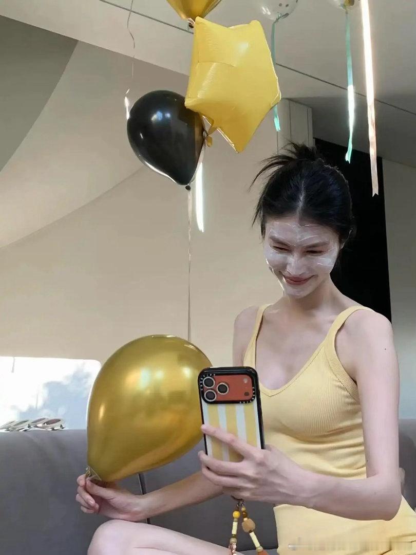 何穗37岁生日素颜庆生，穿吊带裙腰身瘦又薄，与一岁儿子小Win温馨互动 ​