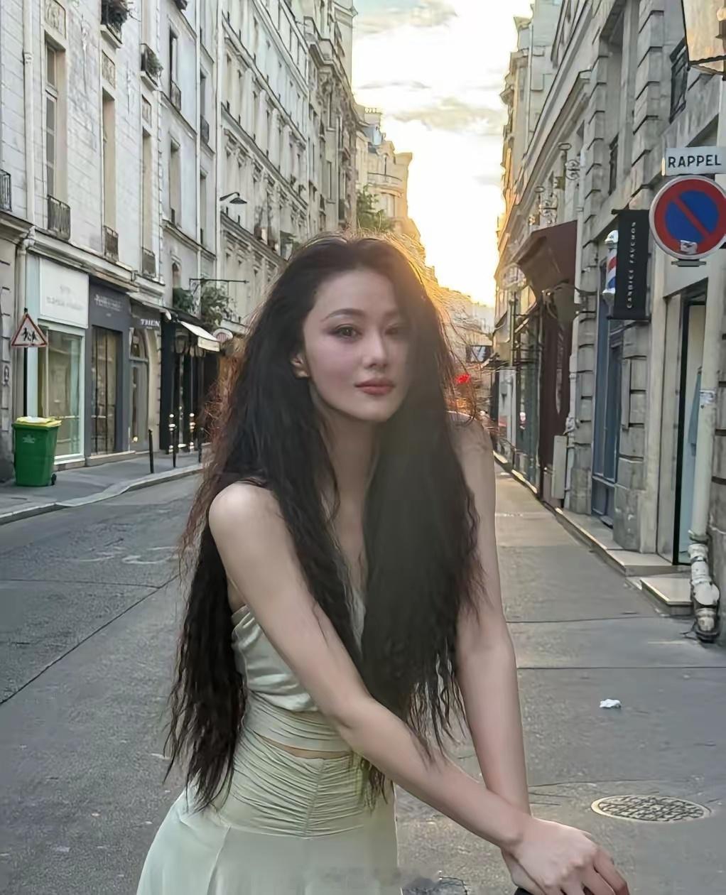 不是我想说张馨予，
而是实在有点理解不了，
她漂亮气质好，又有帅老公支持，为什么不好好搞事业呢？
​她这条件放娱乐圈很出众吧，可她偏偏不怎么拍戏，也不怎么营业，就各种去旅游啊、冲浪、种种花、偶尔上个综艺。
​你说她不努力吧，她状态又挺好，你说她努力吧，又没见出什么作品，她这么漂亮，不 ​