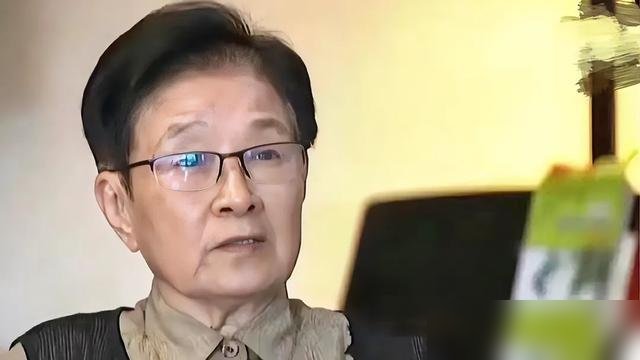 “长个好嗓子，配个狗脑子。”这话是谷建芬当着央视镜头说的，说的是那英。
当众被恩师骂成狗，那英没翻脸，还笑。搁别人身上早炸了，她反而认。为啥？因为谷建芬太懂她。那英唱歌是老天爷追着喂饭，可说话办事不过脑子，圈里得罪个遍。谷建芬骂她，是怕她那张嘴把嗓子给毁了。骂得越狠，护得越深。
后来那英上节目还