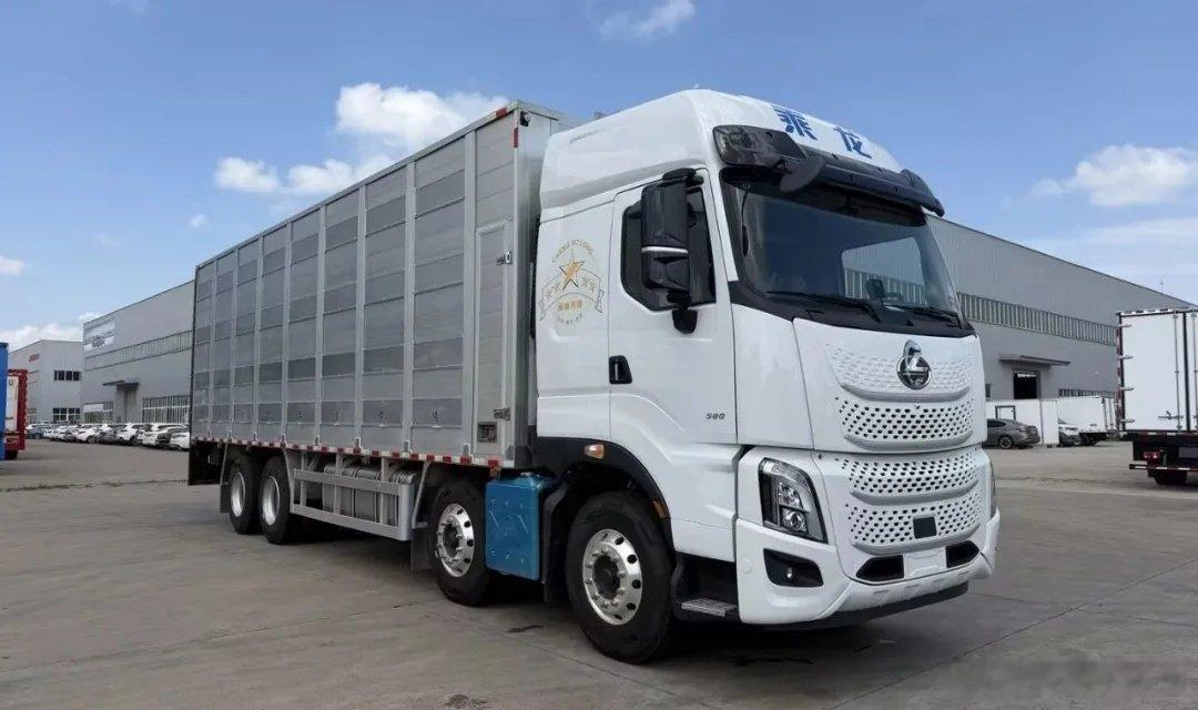 乘龙卡车 #乘龙H7 Pro 8×4 恒温畜禽车助力卡友跑稳每一趟收益！#货车界精英##卡车生活_##东风柳汽# ​
