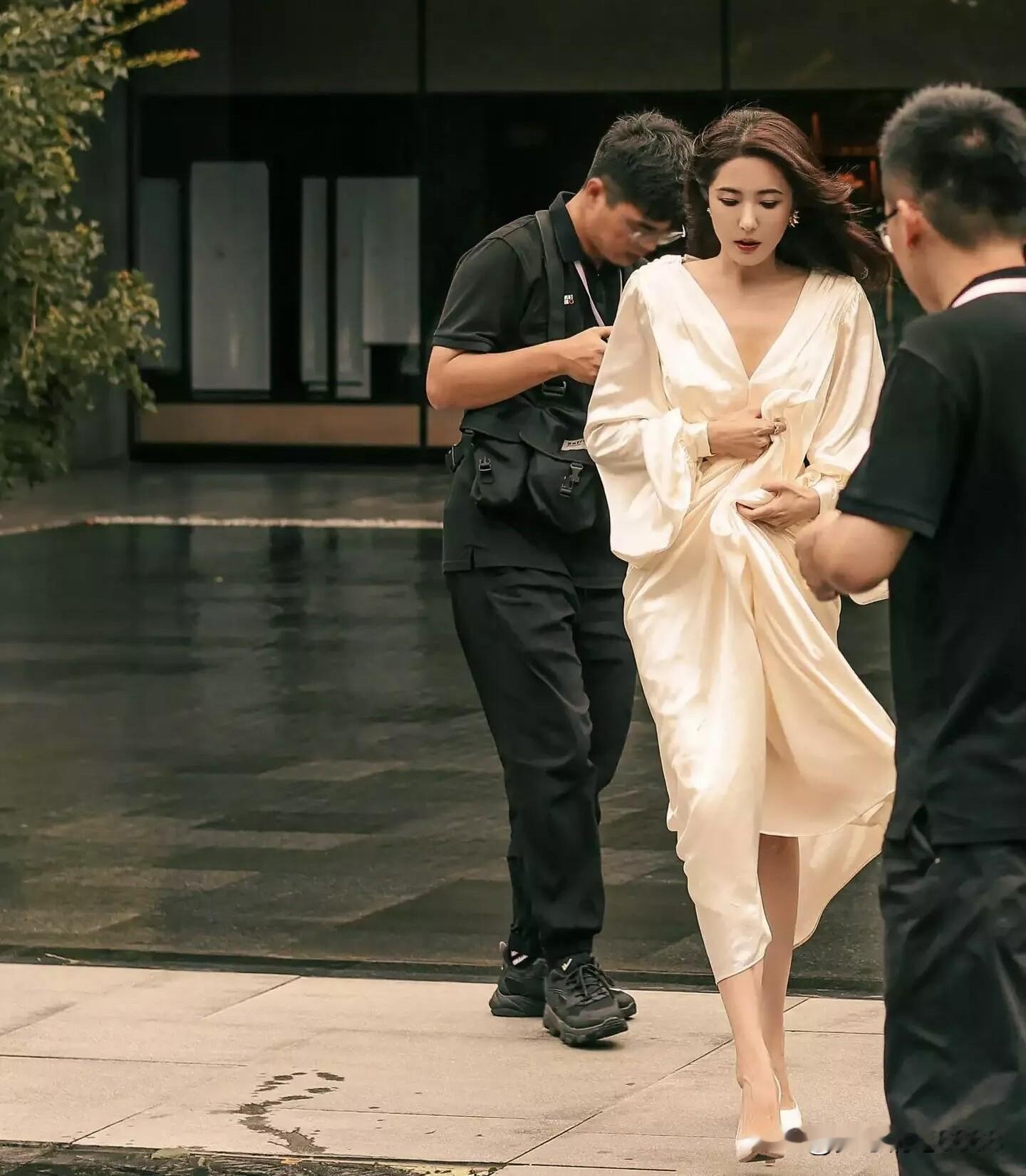 现实中的她这么美，比电视上看到的要好看多了，不愧是中戏几十年难得遇见的...