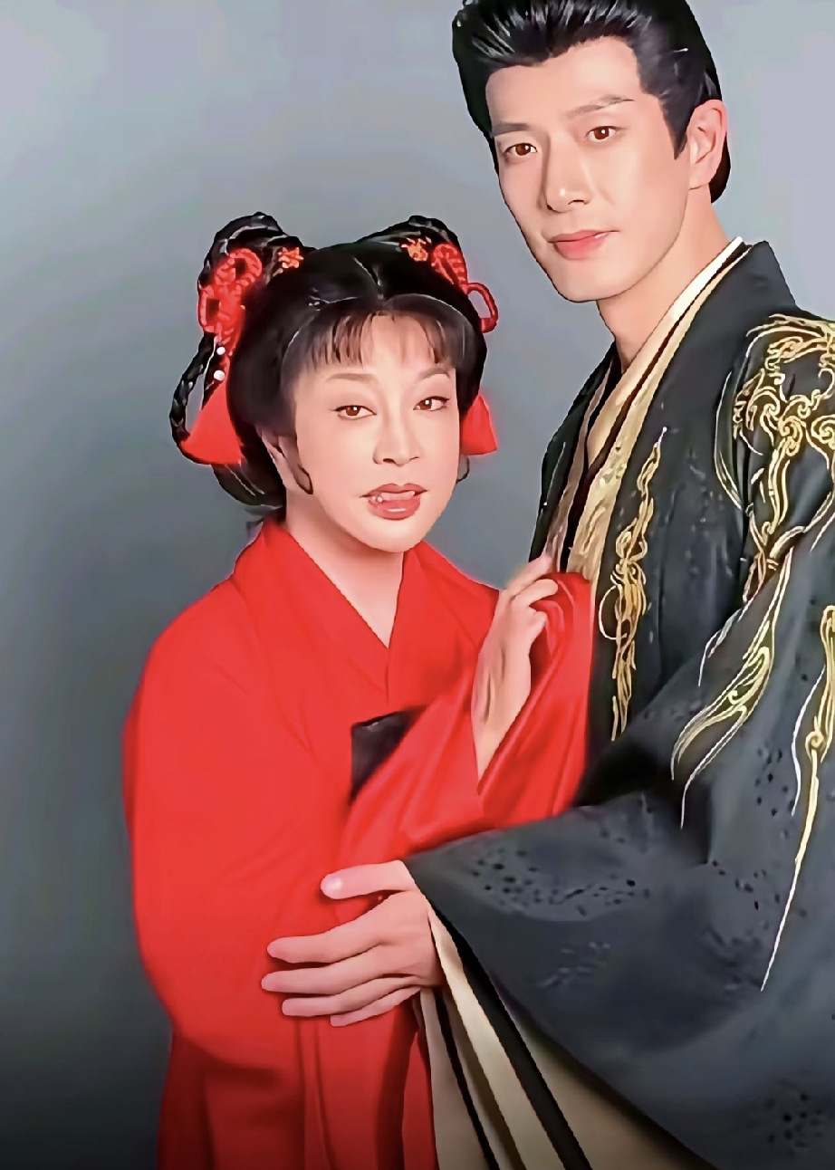 75岁的刘晓庆，在短剧里扮演18岁少女的拍摄片场，刘晓庆不容易，化妆师也不容易，都非常敬业