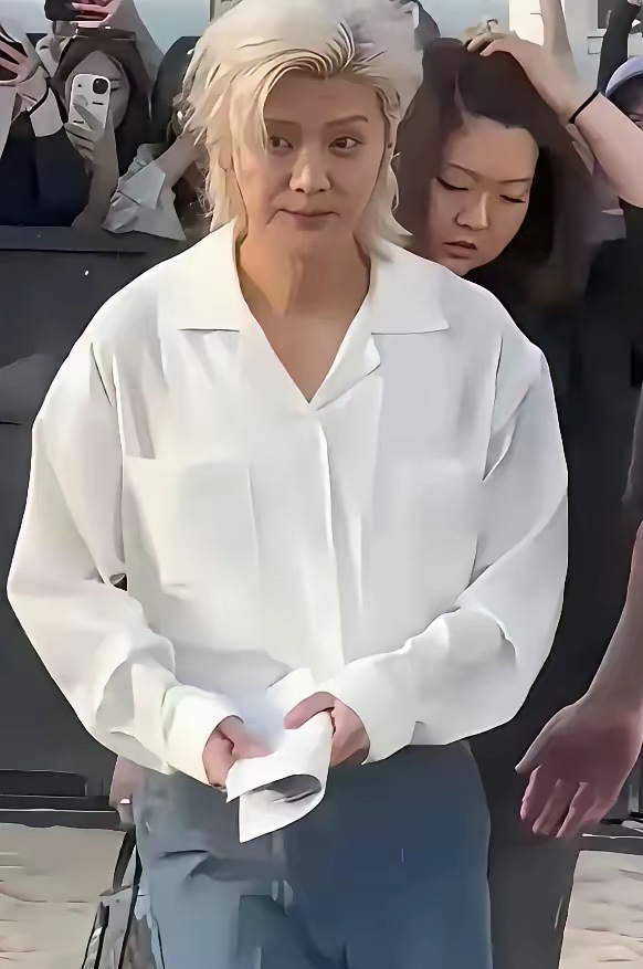 这真的还是大家的“国民老公”鹿晗吗？
最近鹿晗爆照，纯素颜，纯路人啊。
果然明星没了包装也跟普通人差不太多，感觉以前打的玻尿酸，胶原蛋白全部流失了。
很难想象他们晚年会怎么度过。
还有频繁漂染的头发，等到没有颜值，他的作品有是否抗打呢？