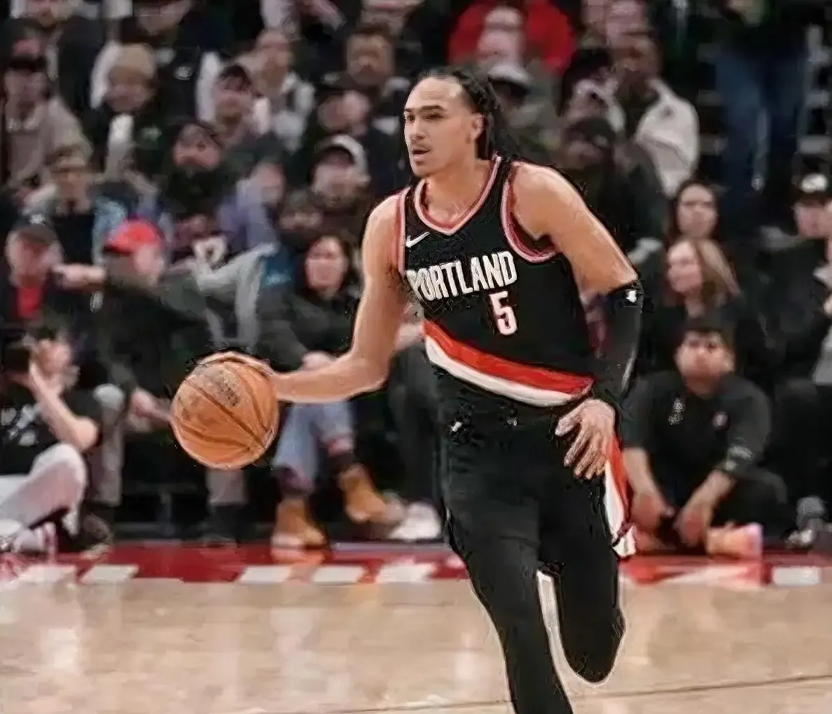 终于官宣！山东男篮签下NBA旧将达拉诺·班顿！双外援拼图基本完成！

刚刚山东高速男篮官宣，达拉诺·班顿正式加盟球队。

这次山东选的，不像是那种只会站在外线等球的得分手。

203厘米的身高，能从1号位换防到4号位，发展联盟上赛季场均24.7分、4.9个篮板、7.4次助攻，还有1.1次抢断和1.1