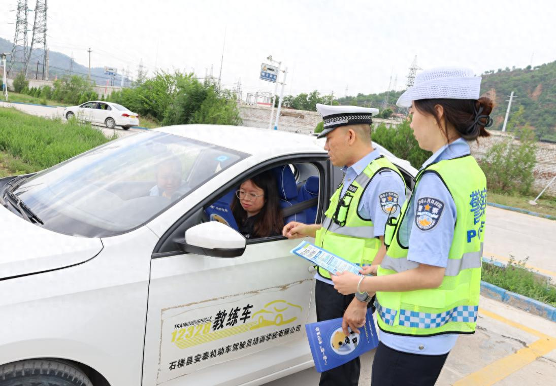 【石楼交管：交通安全进驾校 文明学车护航暑期出行】、  暑期以来，辖区...