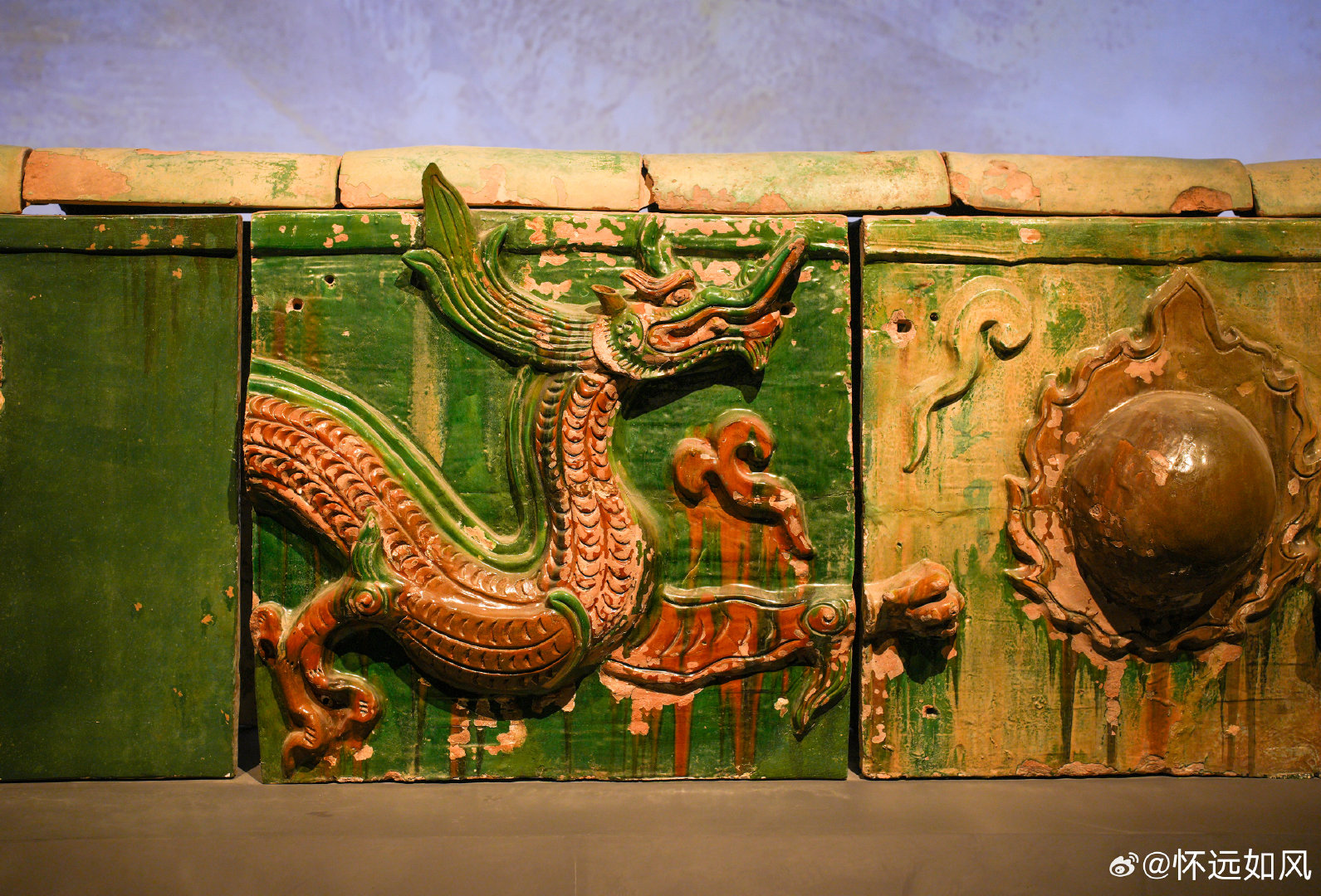 蓉城小记～川博永乐宫展

   三清殿的琉璃正脊和一对鸱吻，当年搬迁替换下来的元代原装货，震撼。

   去山西实地看古建，很多古建的正脊鸱吻都在屋面高处，没法近看，总觉得好奇而遗憾。

   今天终于得以近看，体量和精美和张扬终于看的酣畅淋漓。  ​