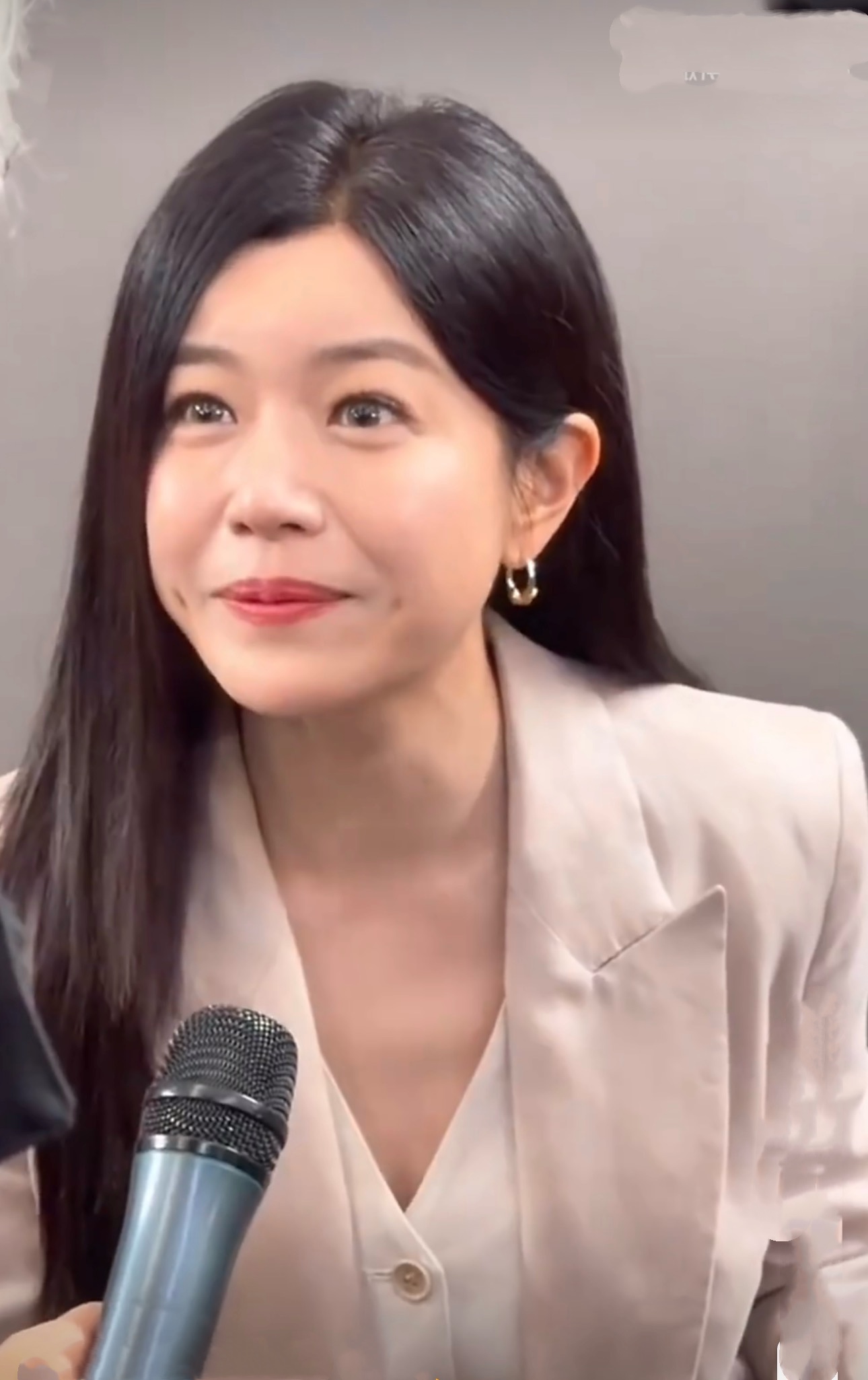 没想到陈妍希当年竟是南加大的校花！侯佩岑曾在节目里亲口认证，念书时她常扎着马尾素面朝天，在两百多人的大班里是公认的出挑，甚至有男生特意开车到学校门口就为了看她一眼。不光长相清丽动人，她还是实打实的学霸，营销课拿过全班第一。难怪她演沈佳宜时那么有感染力，原来现实里的她本身就是校园里的白月光。
