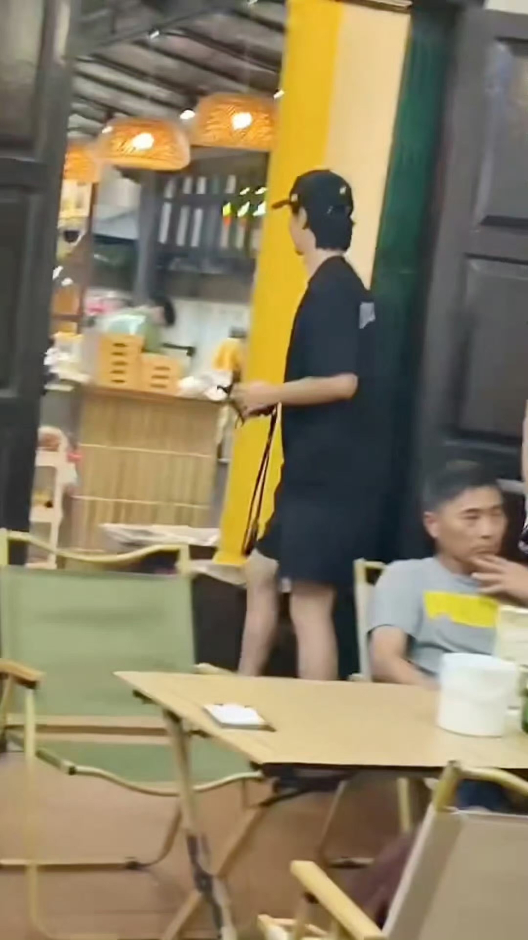 路人偶遇王一博在马来西亚和车队聚餐，不知道吃的啥，看起来吃的蛮香的。[呲牙]