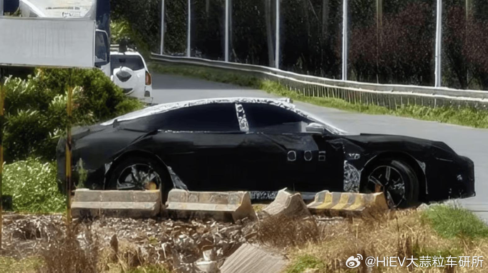 小米SU9 LUX上个月完成了商标注册。

SU9 LUX定位类似尊界S800，是豪华行政级轿车。

我们之前报道，这台车大概率会搭载小米开发中的L3自动驾驶系统。

#新能源汽车##小米汽车# ​​​​