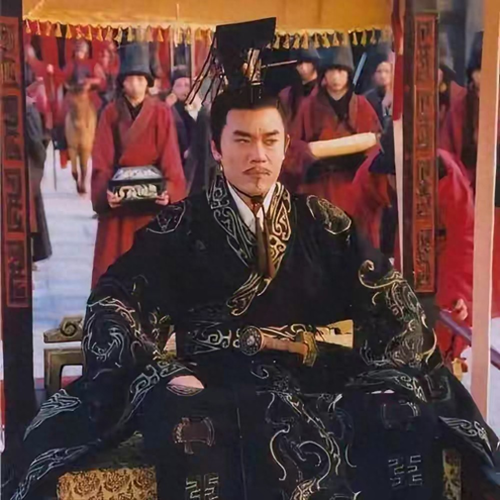 在位54年，战争打了超过30年，史书用四个字总结他的代价：&34;户口减半&34;。就是这位被捧上神坛的&34;千古一帝&34;汉武帝。他晚年亲手杀掉了皇后卫子夫，逼死了自己的亲儿子太子刘据，然后在人生最后两年，跪下来写了一道罪己诏，向天下承认自己错了。

一个被教科书反复吹捧的帝王，他的另一面，很多人从来没看过。

先说