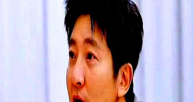 郭京飞在节目里直接喊“何炅”，弹幕当场炸了，全在骂他太狂、不懂规矩。

在这个见谁都得叫“老师”的圈子里，他不找补，直接提了何炅家那个没有镜头的客厅：他和陈靖可瘫在沙发上卸下所有防备，当着何炅的面红着眼眶抹眼泪。

这段话一出来，演播室全场安静。

镜头前毕恭毕敬喊声老师只是上班打卡，能连名带姓叫着