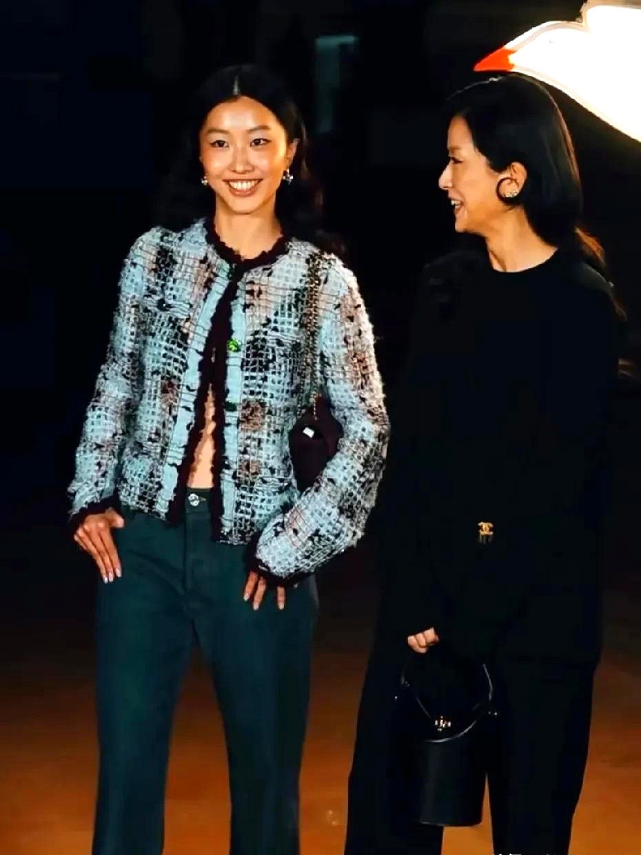 巴黎秀场头排，窦靖童和陈康堤肩挨着肩坐在一块，硬是把时尚大秀看出了点家庭聚会的意思。

徐濠萦这次领着20岁的女儿露面。陈康堤长了张随妈的淡颜脸，单眼皮透着清冷，但眼神一转，那股古灵精怪的劲儿简直跟陈奕迅一个模子刻出来。旁边窦靖童跟她搭话，两人熟络得很。

毕竟王菲和陈奕迅交情深，这俩孩子打小串门就