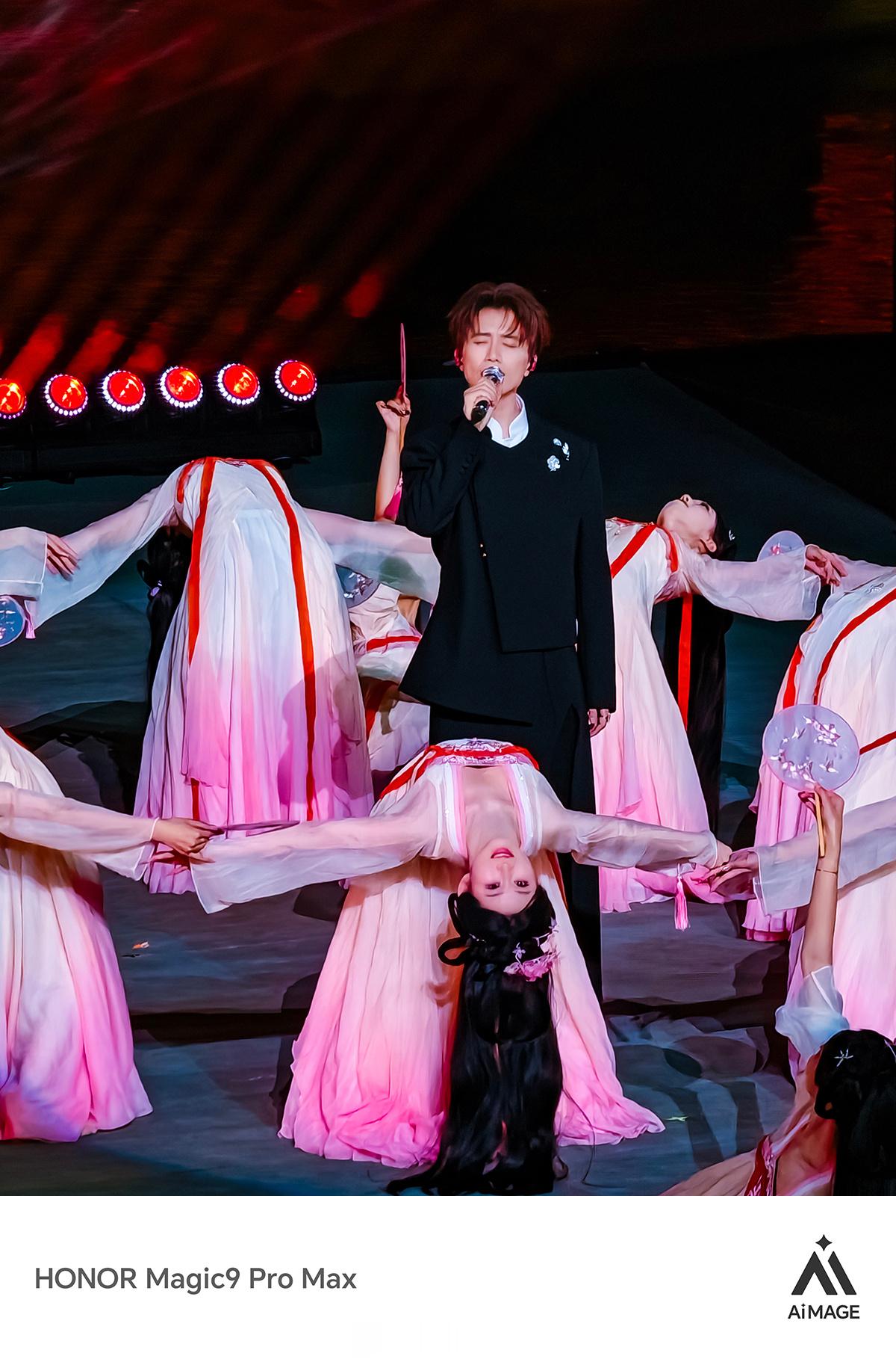 今晚，是不一样的大宋东京梦华
​2026微博旅游之夜·开封清明上河园
​一年一度，一期一遇，仍是绚烂！
​行走河南·读懂中国🇨🇳
这个秋天，共赴一场盛大的文旅之约✨
#在清明上河园入画大宋##星动中国旗舰同行##微博旅游之夜# 
MEMORYIMAGE©️📷 手机摄影
图片by_荣耀HONOR Magic9 Pro Max  ​