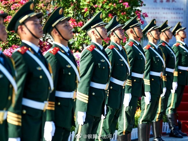 执守晨光升旗
不负戎装滚烫
一朝解甲
永怀信仰
点赞中国军人 ​