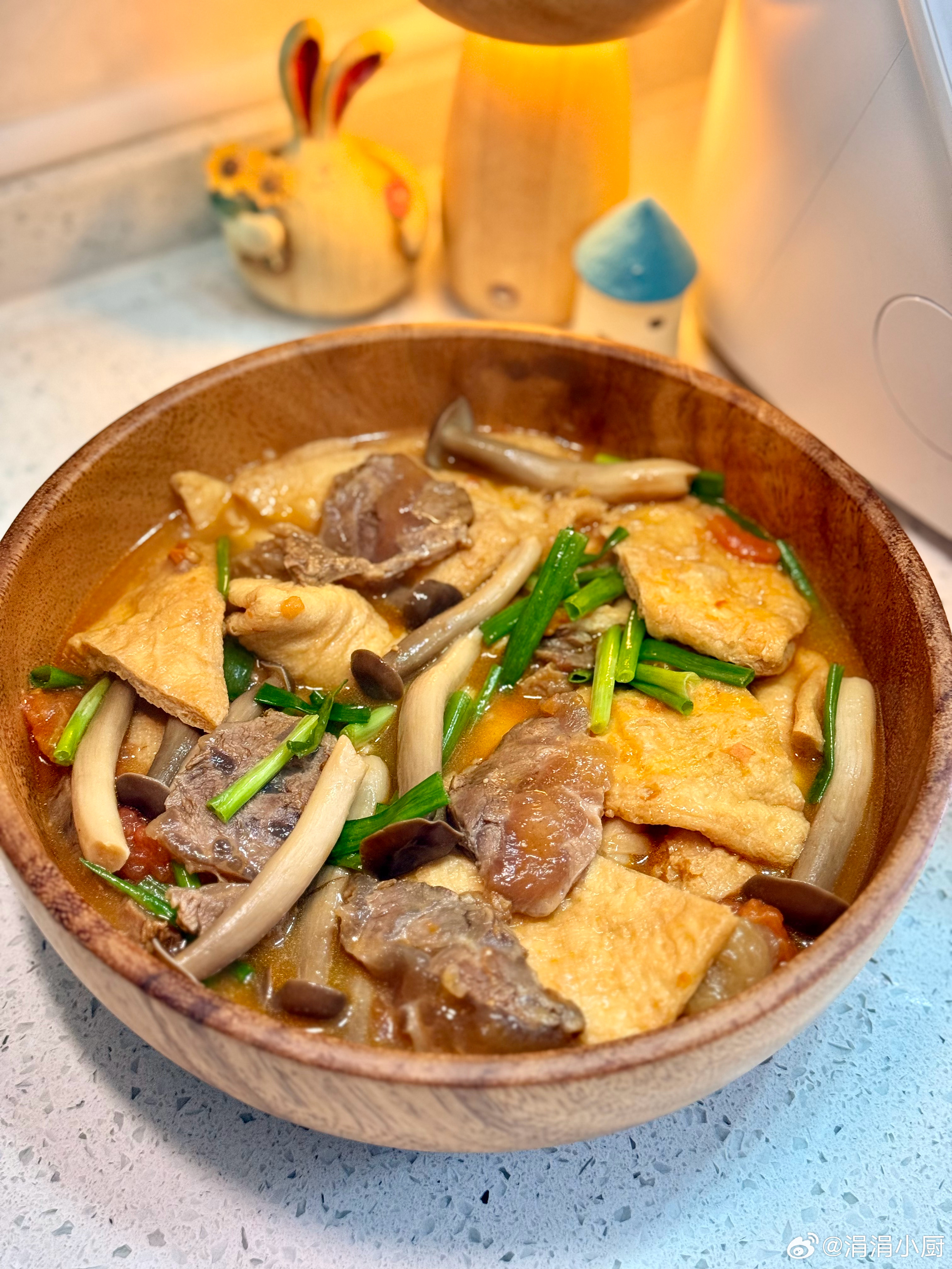 油豆腐菌菇烩酱牛肉 芹菜炒香菇 食谱见⬇️ 豆豉仔鸡 烤鳗鱼 ​​​