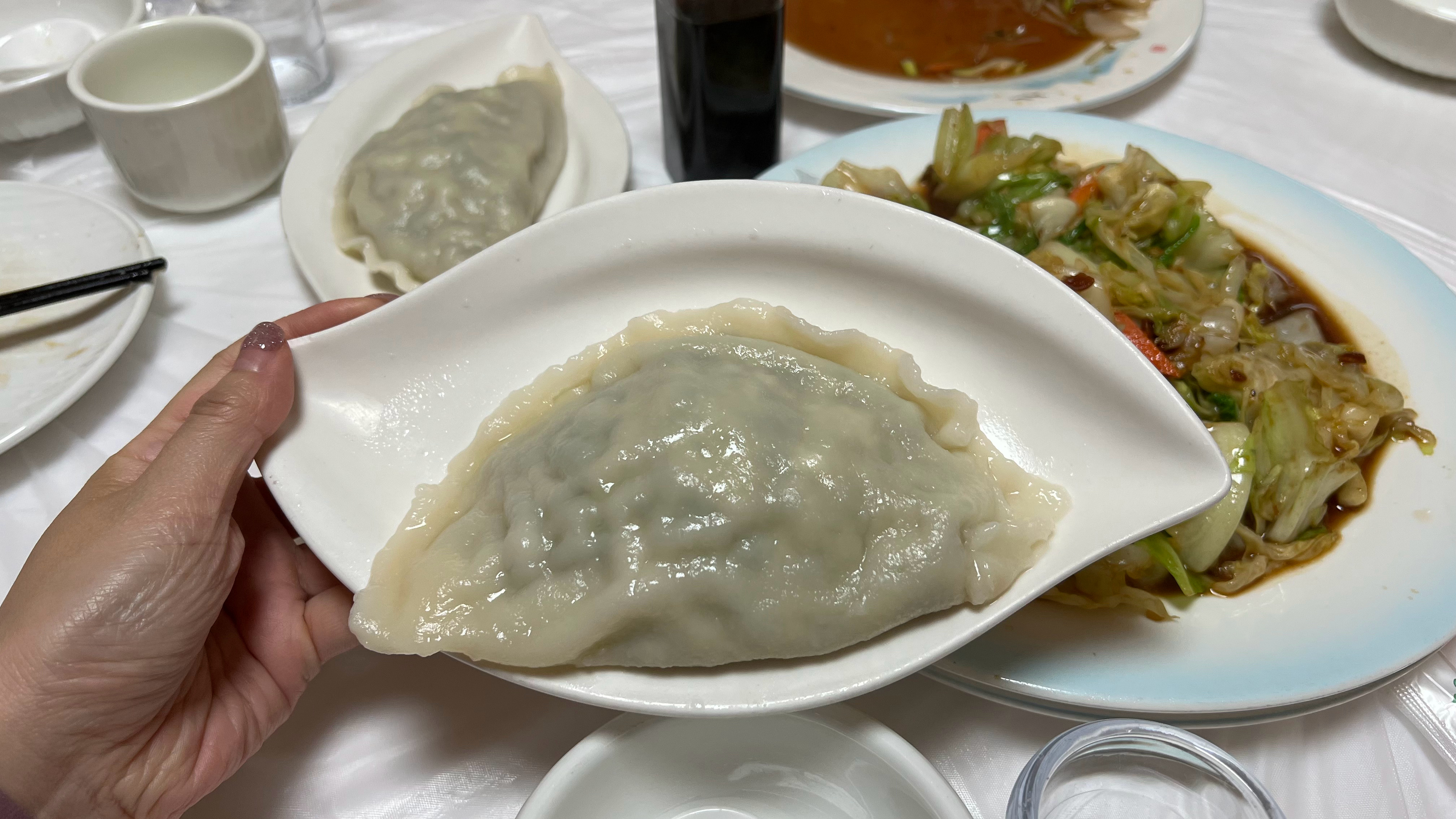 胶东半岛特产一览：海鲜杂粮包、duang大鲅鱼水饺、威海无花果、阿水大杯茶、成步堂脑袋、烟台苹果、冲不走的大便、三鲜焖子、大馒头疙瘩汤、临沂炒鸡、青岛啤酒、崂山可乐  ​