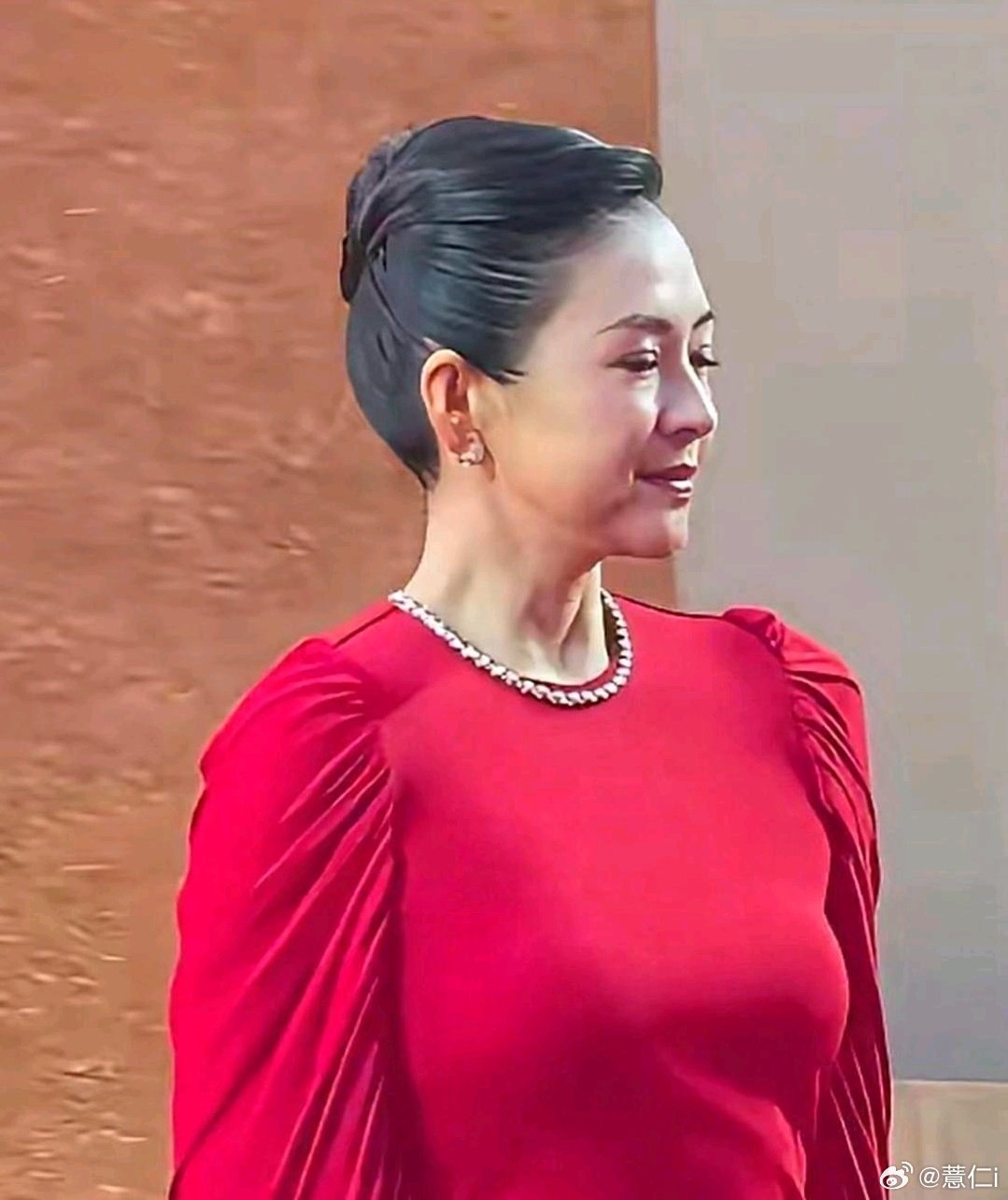 47 岁的章子怡两鬓斑白亮相，曾经满是野心锋芒的脸，现在特别平和。有人说她衰老状态差，她连染发都嫌麻烦，直说自己不靠年轻漂亮吃饭。 ​