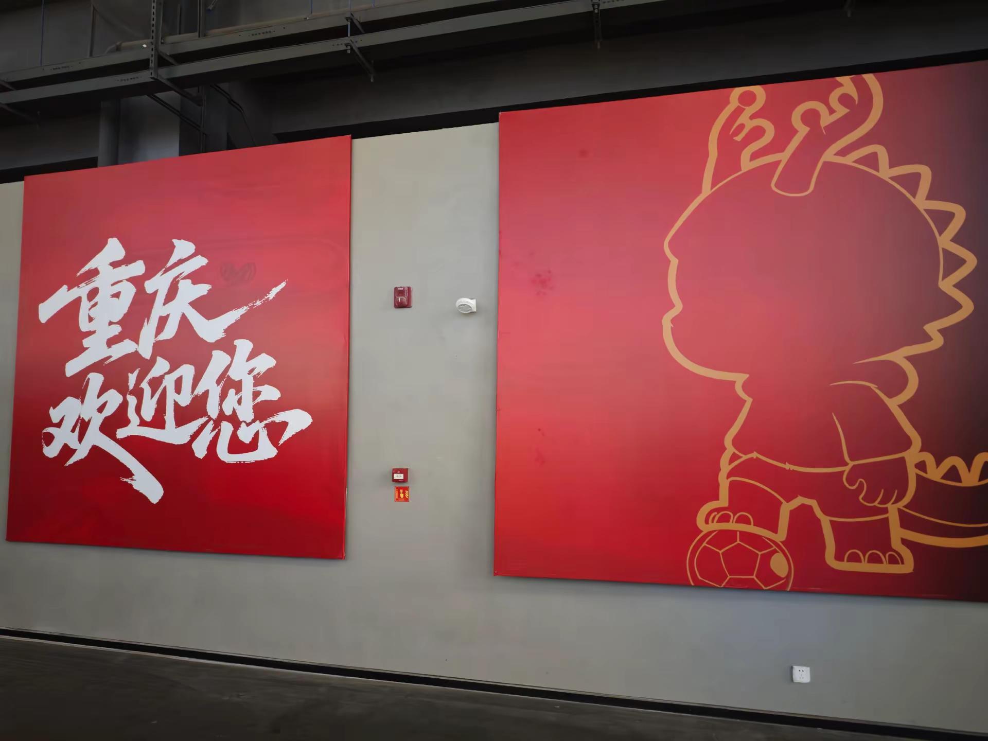 薪火相传💙 暂别雾都👋。➕3⃣️ 🚩1628km西南两江 卡位制胜💙胜利绝非蒲公英般唾手可得，保级位次更进一步⚽感受山城热浪和最佳观赛体验感，[拥抱] 目光锁定前方 让我们往前看💙 龙兴专业球场很漂亮 很快还会再来[拥抱] 风遇山止，船到岸停，我们前路漫漫亦灿灿 ✧ ♡ .°” 爱情来的太快就像龙卷