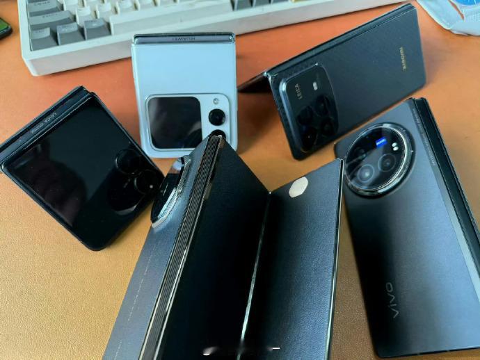 #科技新一说对iPhoneDuo失望#【#科技新一说安卓把坑走完了苹果吃现成的#】 ​​​​9月10日凌晨，苹果公司举行秋季发布会，其中折叠屏iPhone Duo、18 Pro系列发布。
数码博主发文称对iPhone Duo感到失望，“失望的点在于，安卓都出折叠屏7年了，苹果现在才出，而且并没带来让人惊喜的与众不 ​