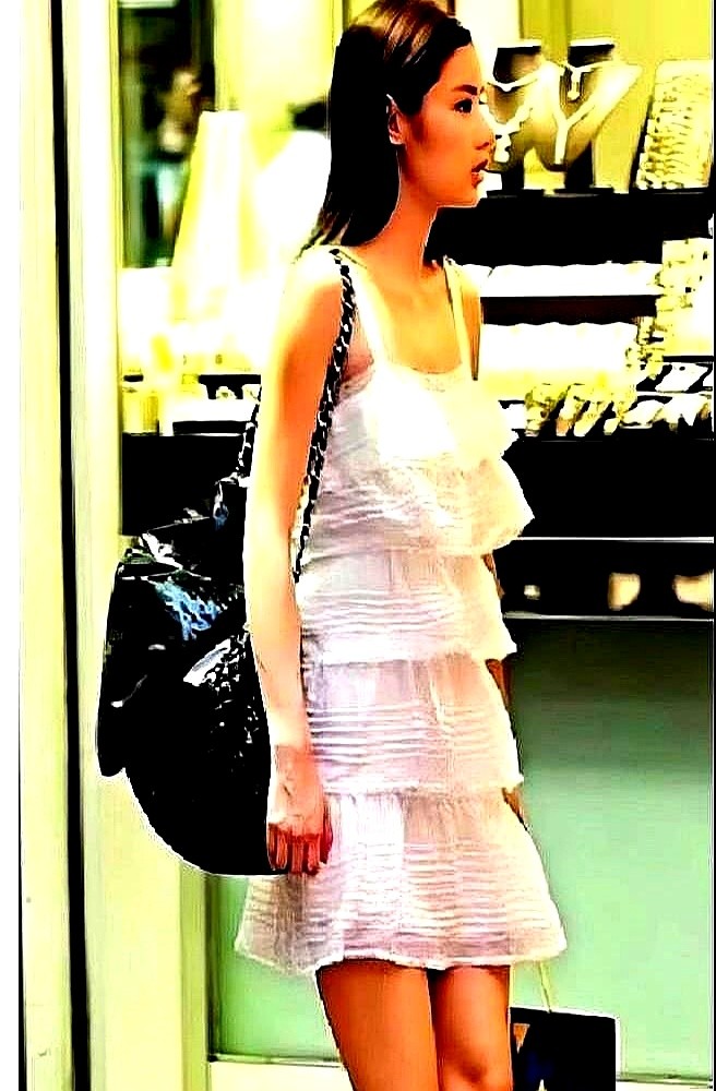当年被港媒追着骂“专挑丑女”的黎明，审美居然超前了整整二十年。

舒淇的厚唇高颧骨当年被嘲成“吸盘嘴”，现在是时尚圈抢着要的高级脸；乐基儿的大骨架配小麦色皮肤被讽为“猪扒脸”，转头成了当下推崇的纯欲天花板。曾经被全网群嘲的长相，全成了今天的审美模板。

如今58岁的黎明在红馆开唱，直接在台上扮海盗，