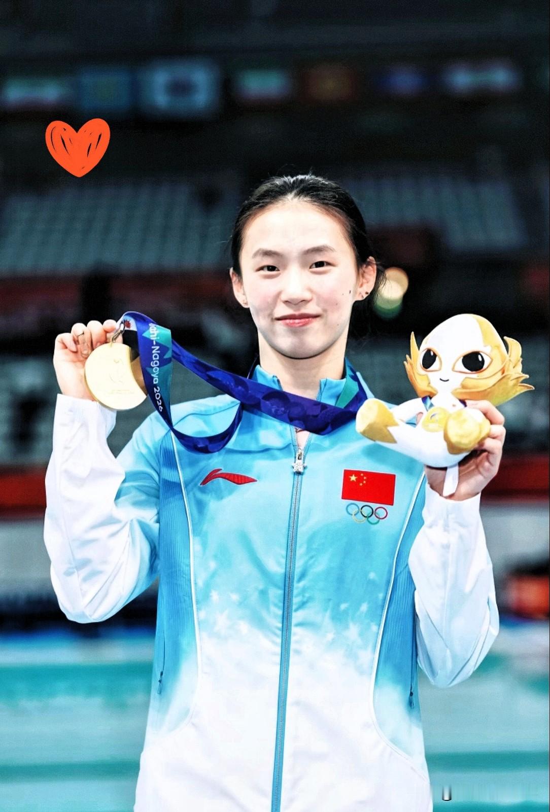 为什么全红婵熬不过发育期？
网上总拿陈芋汐和全红婵的发育期做对比，不少人看到全红婵状态起伏，就指责她不够自律。
 
可我觉得，不能简单把状态波动全部归咎于自律。
每个人体质基因不一样，青春期身体变化，是客观生理现象，不是光靠意志力就能完全对抗。跳水对体重身高极其敏感，一点变化就要重新适应整套动作。