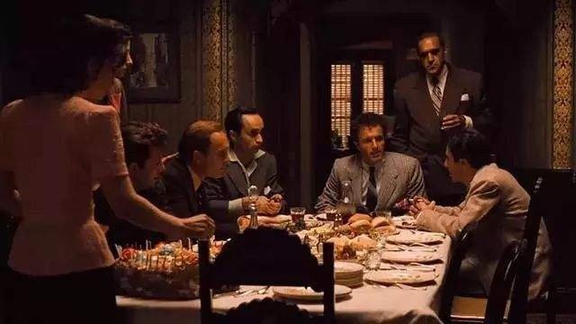 《教父》中的这些经典台词，都很精辟地诠释了社会人生： 
 
1、但凡男女之间的那点“意思”，常常是从“不好意思”开始，到“真没意思”结束。 
 
2、不要憎恨你的敌人，那会影响你的判断力。 
 
3、在这个世界上，常常出现这样的情况：最微不足道的人，如果他时刻留意的话，总有机会向那些不可一世的 ​