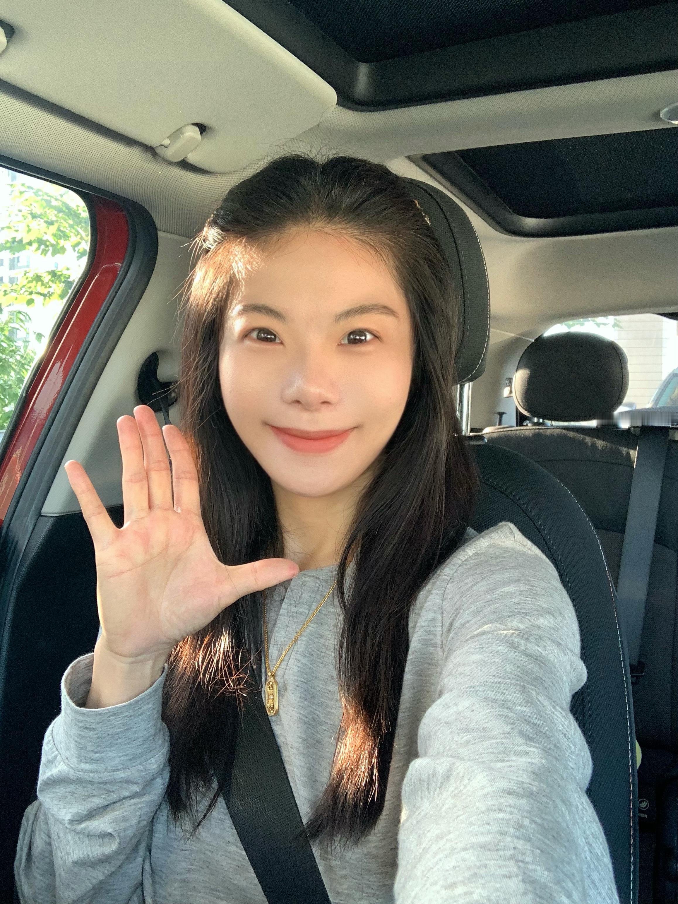 生活手记我的日常plog把普通的日常，过成喜欢的模样🌿日子不慌不忙，收集生活里的碎片瞬间。喜欢松弛感穿搭，简单灰上衣+褶皱半裙，舒适又耐看。上班前打卡瑞幸联名饮品，随手带一份肯德基小食。下班回归厨房，烟火气上线，干锅花菜、牛肉炒饭，一桌家常菜。日常养生不能少，红参石榴饮、山药片，还有一壶温热的养生茶。不必追求盛大的快乐，一餐一饮，自在随心，就是生活最好的样子。