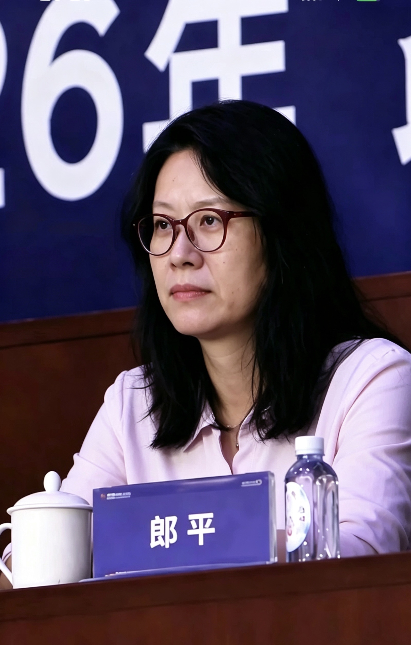 天津亚锦赛决赛的看台上，功勋教练郎平亲临现场观战，亲眼见证中国女排2‑3遭泰国逆转，遗憾错失直通奥运的宝贵门票，这样的结局让人心里五味杂陈。

曾经就是在这片赛场，郎平带领中国女排拿下亚锦赛冠军，辉煌依旧历历在目。如今看着年轻一代的姑娘们，手握2‑1领先优势却没能守住胜利，一步步丢掉大好局面，郎平的
