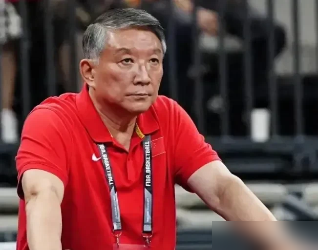 韩旭、李月汝不打，李梦直接没进名单，宫鲁鸣这是把中国女篮的遮羞布一把扯了。
9月14日亚运会12人名单一出，全网炸锅。WNBA那边季后赛9月27日开打，亚运会不在强制放行名单里，俩内线核心选择留美，行，这是规则。李梦更绝，从亚洲杯前就消失，宫鲁鸣的理由就八个字：脱队太久，磨合不足。
宋涛直接开炮