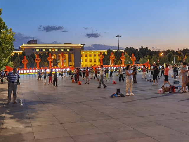 天安门广场国庆升旗仪式，这一幕看哭无数人