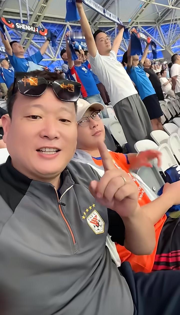 泰山球迷和申花球迷一片和谐。
知名泰山主播牛刚今天去上海现场观看申花亚冠比赛，身穿泰山球衣和申花球迷坐在一起，共同为申花助威，最终申花在缺少多名外援和主力球员的情况下，2-1战胜淡滨尼流浪队，获得亚冠开门红，知名申花主播姆巴佩还为牛刚送来咖啡。