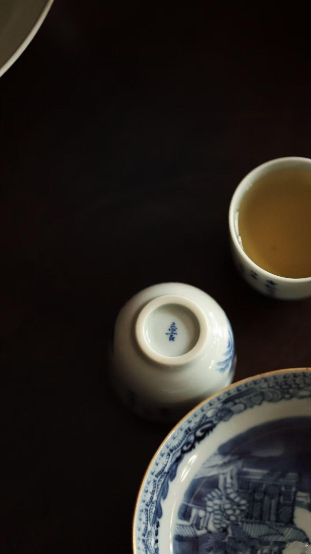 拟清道光时期一小杯。形制周正，胎体敦厚，筒状手握小盅。青花绘人物，并照题清溪浅水行舟，柳畔一侧。划舟行水一人，桥上两人，交谈揖作状。山石俱有，神态十足。
#人类史上首次老人比小孩多##茶器##忘言·造物# ​