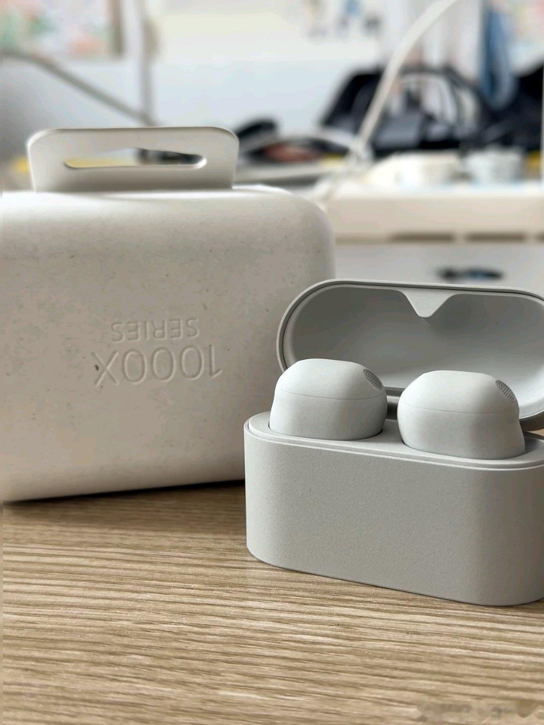 索尼WF-1000XM6降噪豆真的是消音器来的，而且音质依旧抗打，人声通透，高低音质感都很饱满，唯一让我难受的点就是这个磨砂质感，虽然好看也是真好看，但是戴着真的很没安全感哈哈，感觉随时要从我的耳朵里逃跑了[允悲] #数码主理人##有点东西##微博兴趣创作计划# ​