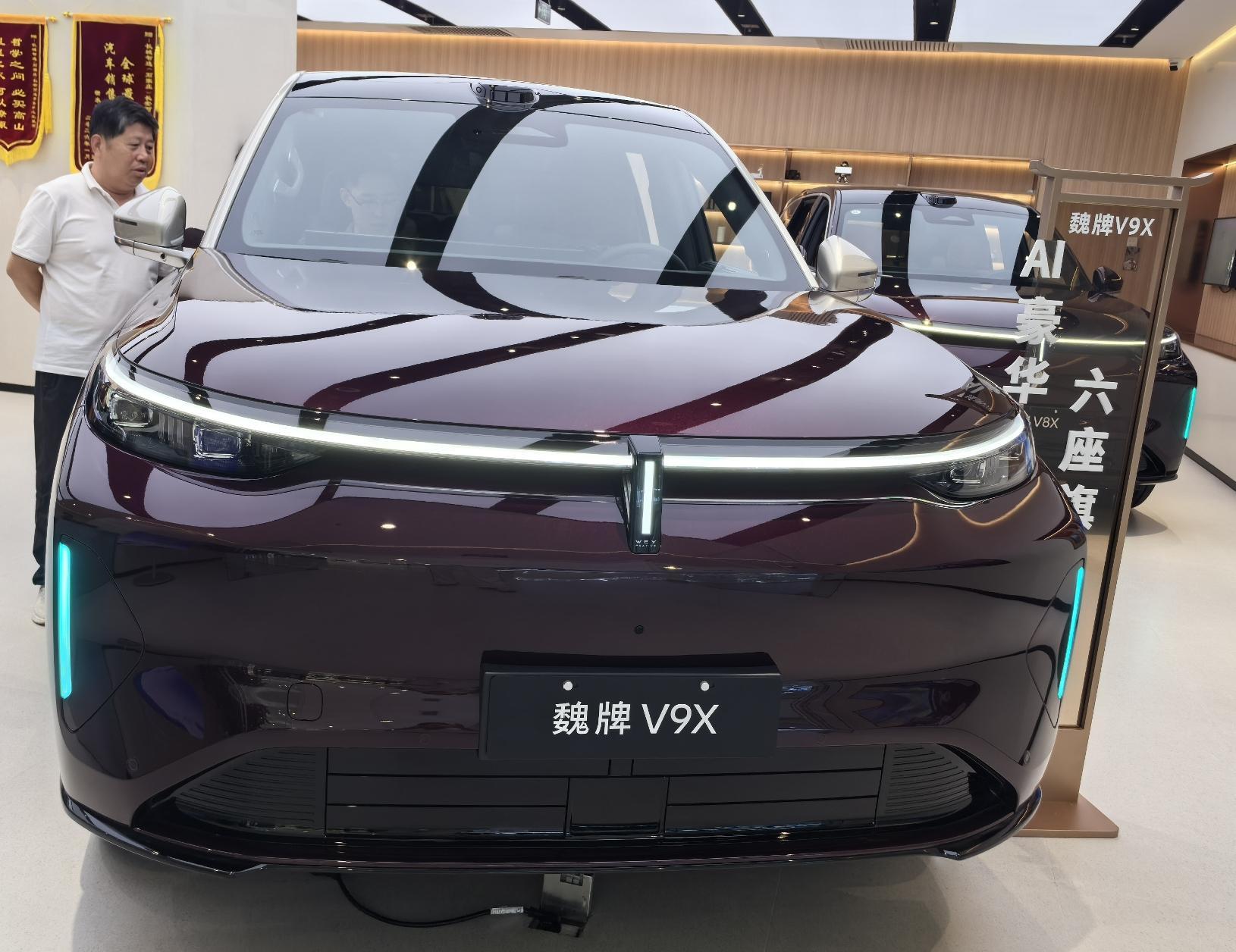 社会人评价“魏牌V9X”是一款产品力突出但市场表现遇冷的“偏科生”。它的机械素质和舒适配置在30-40万级市场极具竞争力，但智能驾驶的保守策略和魏牌的品牌力，让它难以撼动理想L9、问界M9的地位。
✅ 核心优势：硬件拉满，家用属性突出
[心]底盘是最大亮点——全系标配双腔空悬和20°后轮转向，让这台