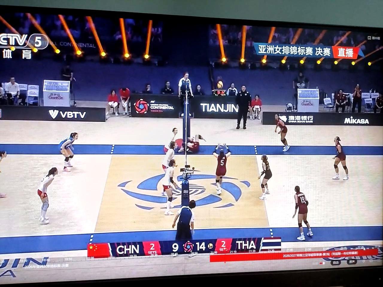 中国女排竟然输给了泰国，彻底无缘直通洛杉矶奥运会，反而送给对手历史上第一次晋级奥运的门票，这让很多球迷怎么也想不通。
 

主教练蔡斌再次没能带队直通，现在的局面，跟上一届奥运周期如出一辙，又把悬崖边上的队伍逼到了绝境。
 

现在大家唯一的指望，就是盼着李盈莹和朱婷能够全部回归，觉得只要这两大王牌