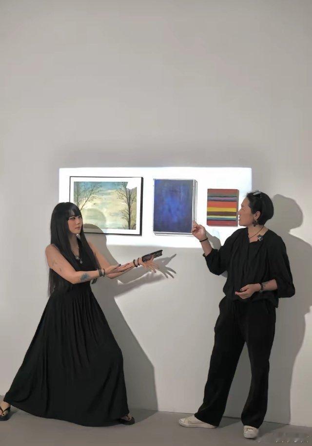 窦唯小女儿窦佳嫄的画展在北京798顺利开幕，母亲高原晒照，配文: 圆满[心]感恩。姥爷高飞也来捧场，小院儿挽着姥爷，和妈妈祖孙三代合影，非常温馨。
窦佳嫄个子比妈妈还高，长发披肩，也是一个有特别气质的美女。私下里她和同父异母姐姐窦靖童关系不错，估计童童也给她发来祝贺。 ​