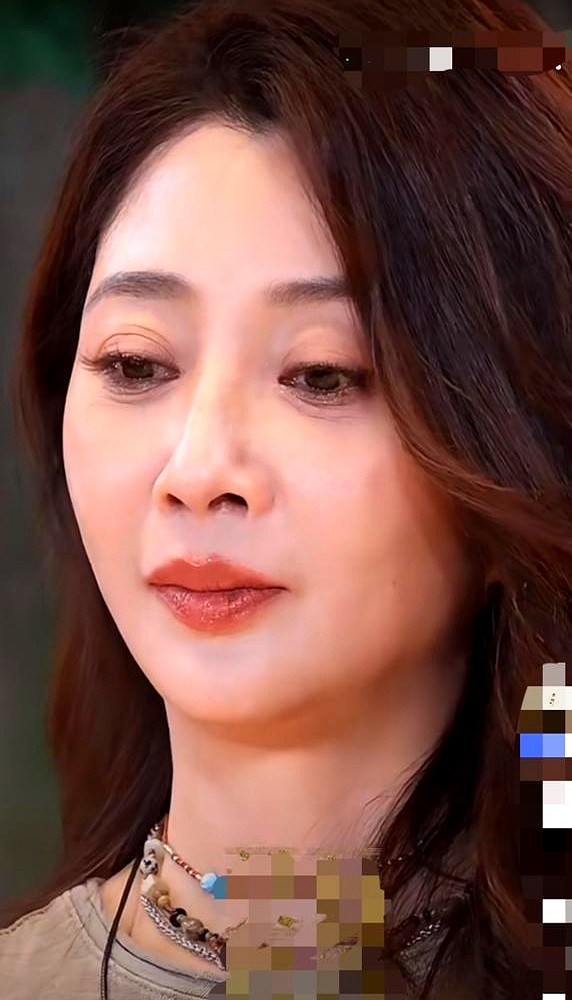 46岁殷桃在T3航站楼被路人随手拍的一张生图，让评论区彻底吵翻了。

有人把照片放大，盯着眼角的几条皱纹嘲讽她终于垮了。但这7月初的抓拍里，她穿卡其工装短裤，长发一披，腰背挺得跟尺子似的，说三十出头绝对有人信。

人家转头就飞南美录花少8，连轴转整整27天。单身没娃，天天泡健身房，马甲线和直角肩一样