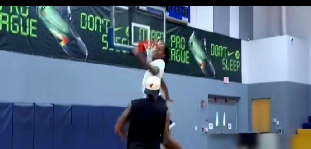 上海男篮这是要掀桌子了，直接砸钱买下两个NBA老熟人，拉塞尔加麦基。
古德温本来就留下了，现在又塞进来一个前全明星后卫和一个两米多的大中锋。这哪是补强，这是直接把夺冠拼图给焊死了。
麦基上赛季在北京打得挺挣扎，季后赛数据掉得厉害，北京没留他。到了上海年薪直接砍到五六十万美金，白菜价捡了个护框的。