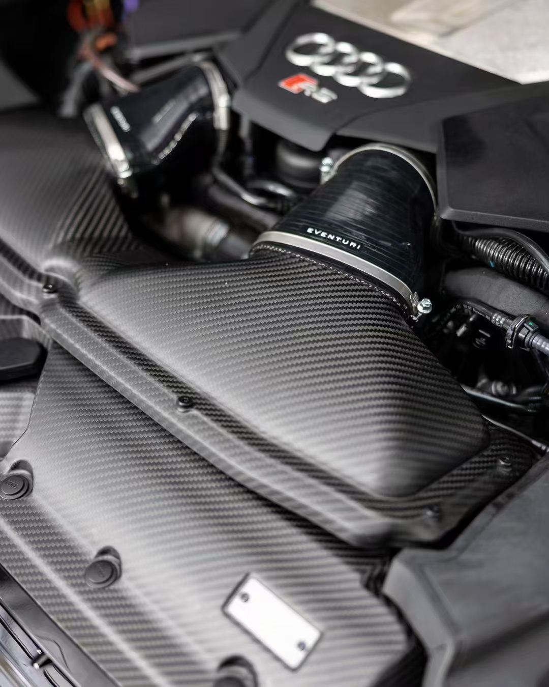 C8 RS6/RS7｜Eventuri 碳纤维进气
预浸碳纤箱体隔绝机舱高温，稳住进气温度优化层流风道，唤醒 4.0T 双涡轮野性
清晰立体碳纹，机舱颜值直接拉满
性能与碳纤维质感双向就位 ​