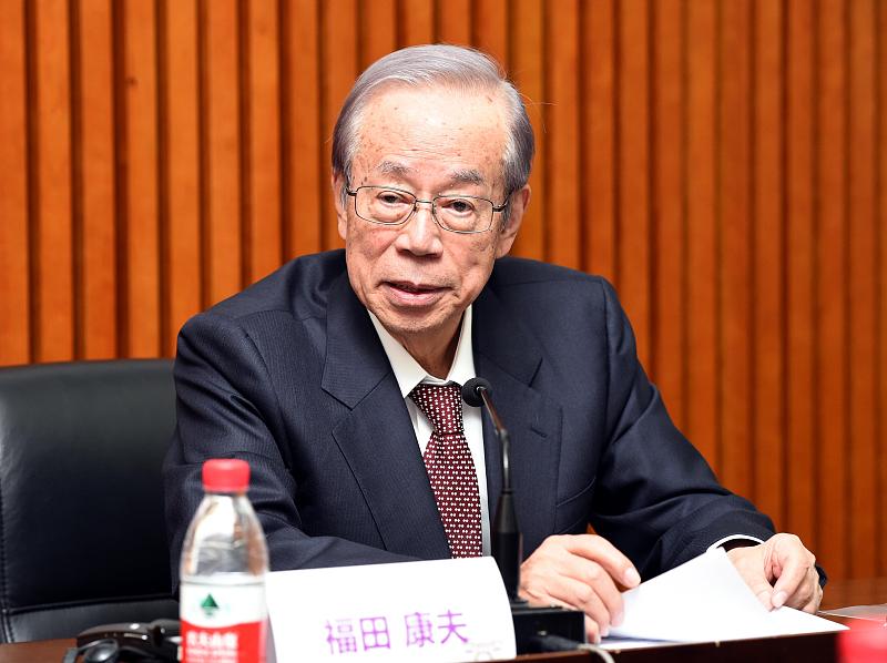 看到中方就福田康夫逝世公开表达沉痛哀悼的新闻，心里挺感慨的。
这位90岁辞世的日本前首相，真的担得起“中国人民的老朋友”这个称呼。他任首相期间签了中日第四份政治文件，卸任后专程去参观侵华日军南京大屠杀遇难同胞纪念馆，这份直面历史的坦荡，在日本政治家里实在少见。
后来他还当了好多年博鳌亚洲论坛理事长，