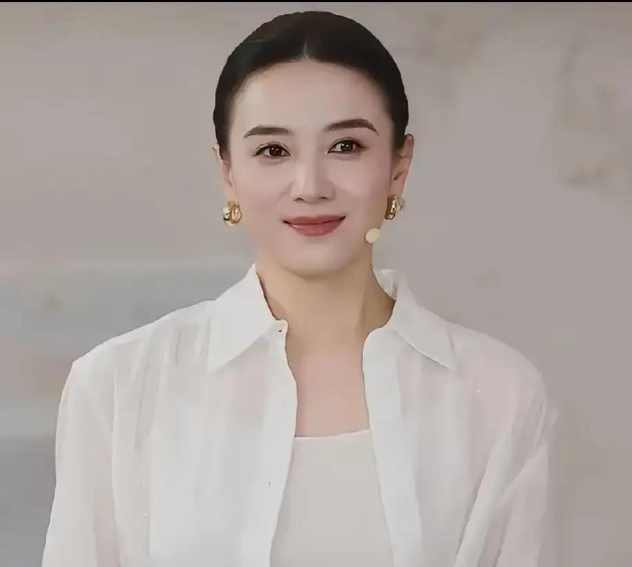 刚凭着演活了张桂梅而赢得满堂彩的宋佳，转头就在和杨天真的一场对谈里倒出了实情。她说如今整个影视行业的剧组开机率也就剩下三成左右。这话要是换个没戏拍的流量明星抱怨几句，大伙顶多当乐子听，可从这位手握多项重磅大奖的女演员嘴里蹦出来，就真让人觉得大环境是冷得刺骨了

宋佳在圈里绝对算得上是硬通货

时间倒