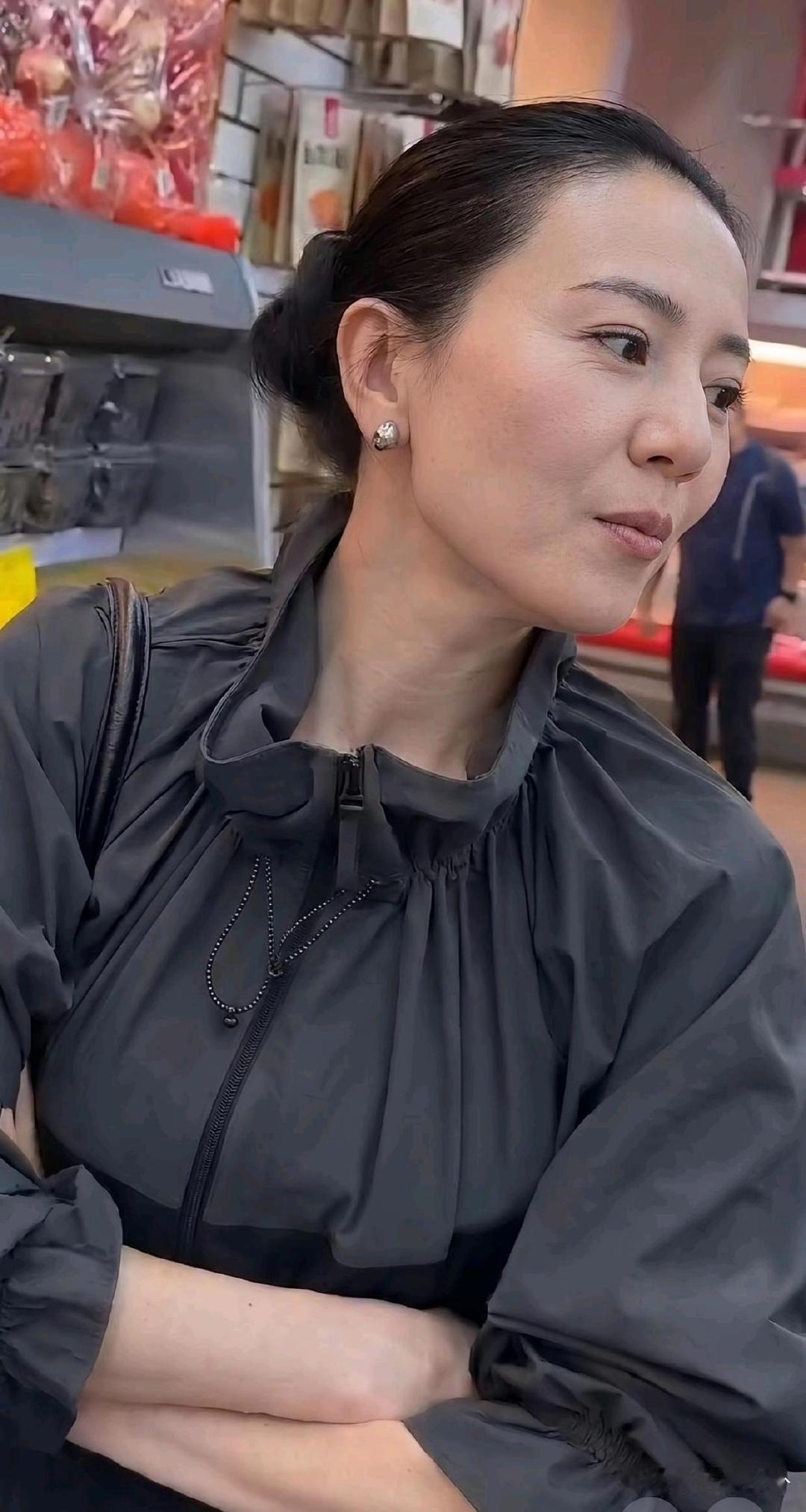 网友在超市偶遇高圆圆！没有红毯，没有浓妆，纯素颜便装，安安静静在货架前挑东西。
原相机生图，没有精修滤镜，眉眼还是很舒展，气质干净又松弛，完全就是邻家姐姐的感觉。
原来真正的女神，哪怕跑去逛超市买菜，也藏不住自带的好看。 ​