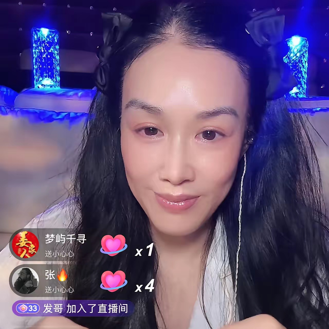 很好奇钟丽缇做ASMR助眠直播到底赚不赚钱。

助眠直播本身算是收益很低的赛道，很多观众进来听着听着就睡着了，基本不会打赏。以她的身份来看，做这个更多是爱好，不是奔着赚钱去的。

客观来讲，她的技巧还有提升空间，但能做出不少很难的口腔音，已经很不错了。挺佩服她这个年纪还愿意从零学习新东西。

她本来