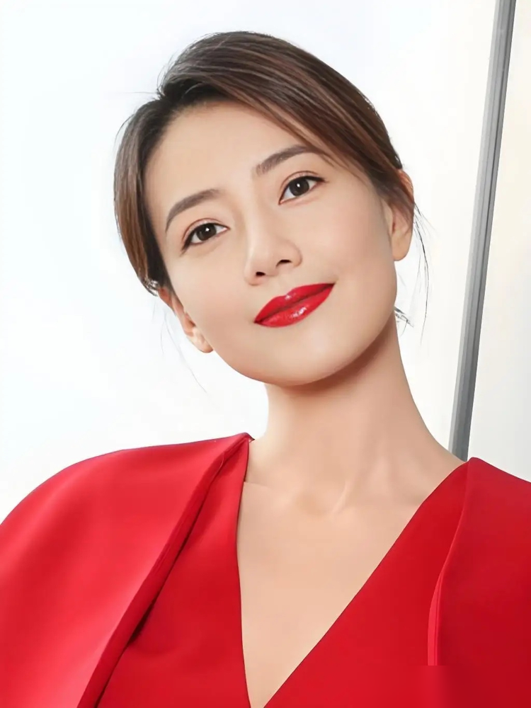 连一线明星都没戏拍！影视行业已经冷透了。
杨天真曝2024年剧集开机率仅为去年的三成，横店摄影棚空置率接近八成，超六成群演春节后几乎没收入。宋佳公开坦言，不是自己挑戏，是真没活可接。
原先圈内瞧不上的短剧，现在成了从业者挤破头抢的香饽饽。可AI短剧一出，直接把制作成本砍掉九成，大量真人项目直接被