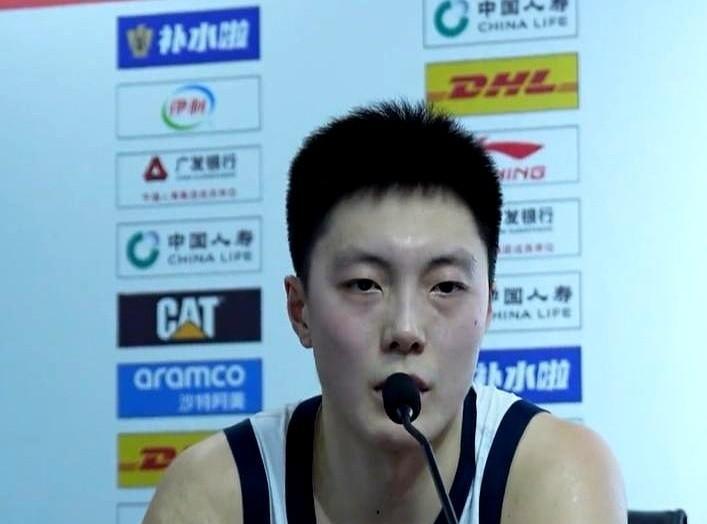 广东队这盘棋，杜锋快没子儿可下了，季后赛的对抗强度上来就很猛，正牌后卫...